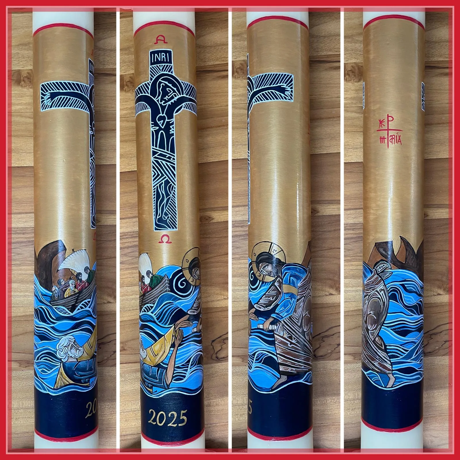 Detalle de un cirio pascual pintado a mano con la cruz en blanco y negro sobre pan de oro y el año 2025