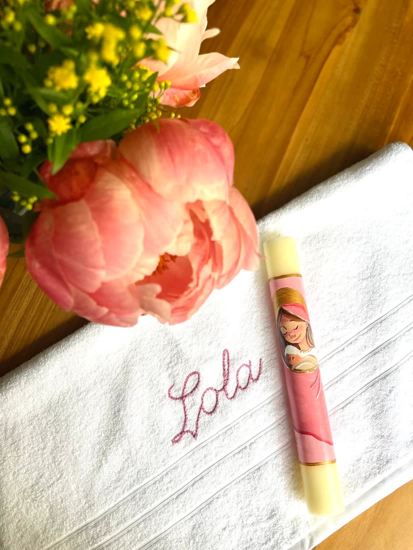 Toalla de bautizo bordada a juego con su vela pintada a mano, referencia PK-05